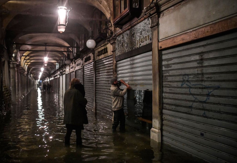 La excepcional marea que azotó la noche del martes a Venecia alcanzó los 187 centímetros sobre el nivel de referencia. Foto: AFP