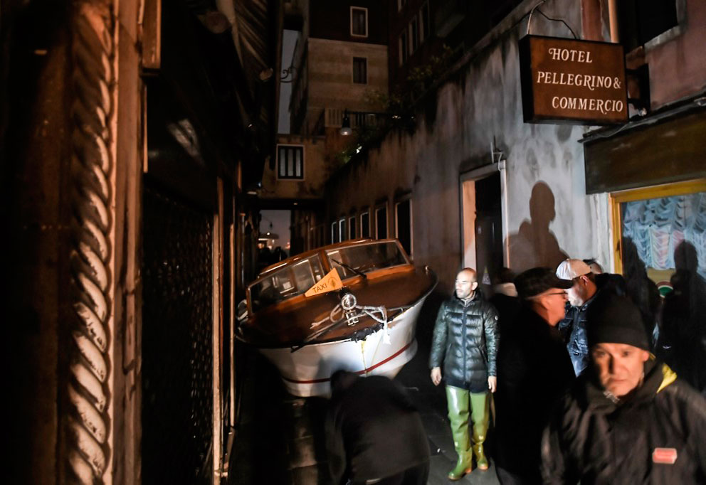 La excepcional marea que azotó la noche del martes a Venecia alcanzó los 187 centímetros sobre el nivel de referencia. Foto: AFP