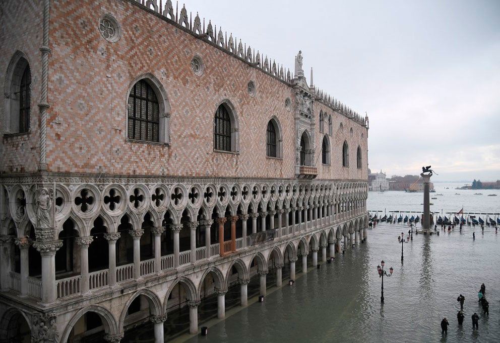 La excepcional marea que azotó la noche del martes a Venecia alcanzó los 187 centímetros sobre el nivel de referencia. Foto: AFP