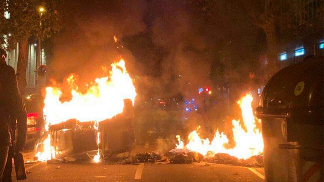 Los CDR vuelven a hacer barricadas en Barcelona quemando los contenedores repuestos horas antes
