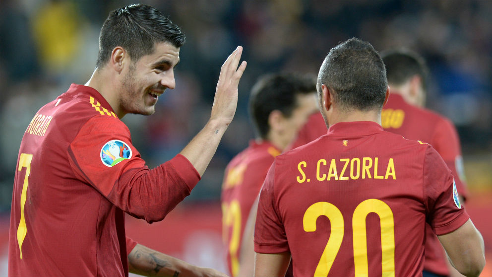 Morata y Cazorla celebran un gol en el España-Malta. (AFP)