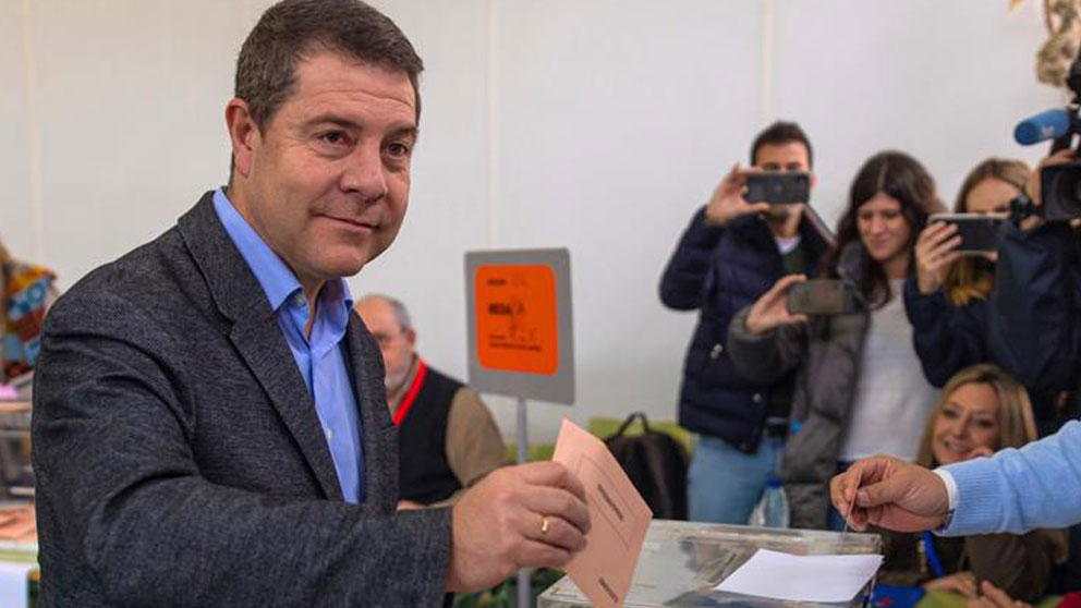 El presidente de la Junta de Castilla-La Mancha. Emiliano García Page, ejerce su derecho al voto en el colegio de Nara en la ciudad de Toledo. Foto: EFE