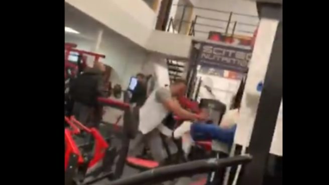 Facebook: Espectacular pelea en un gimnasio a golpe de pesa