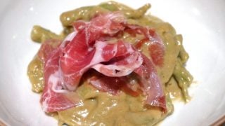 Jamón con salsa de alcachofas