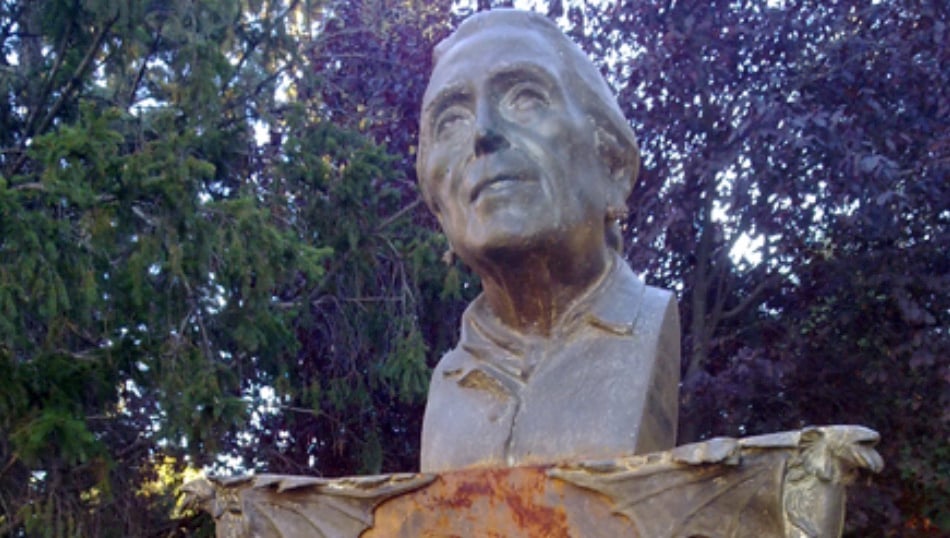 Aspecto del busto de La Pasionaria antes del derribo.