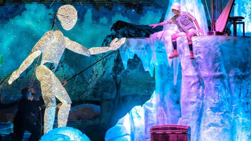Dundu, un ser hecho de luz, conoce a ‘Amador, el explorador’: uno de los emotivos momentos del Circo de Hielo 2, en IFEMA.
