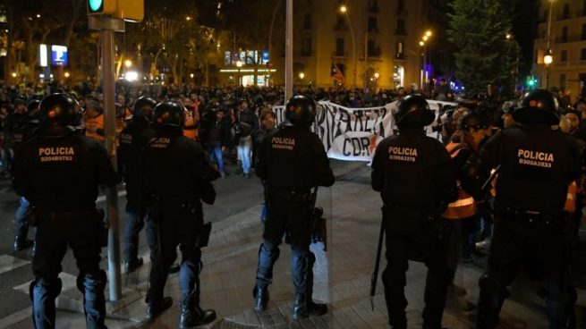 Agentes de la Policía Nacional en los disturbios de Barcelona tras conocerse la sentencia del procés. @Getty