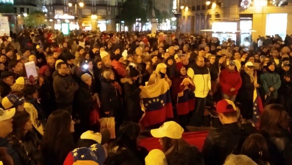 Imagen de la protesta en la Puerta del Sol contra Maduro.