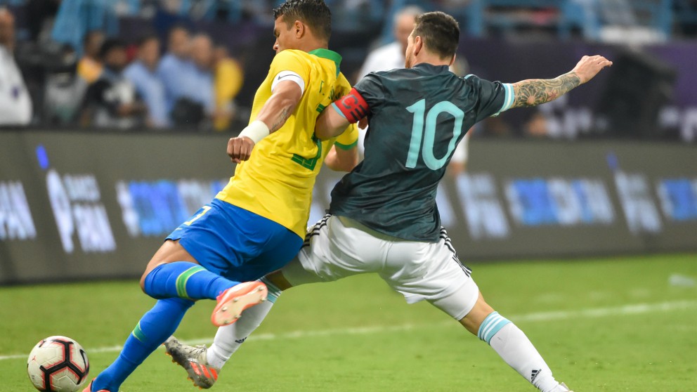 Messi y Thiago Silva disputan un balón en el superclásico del viernes.