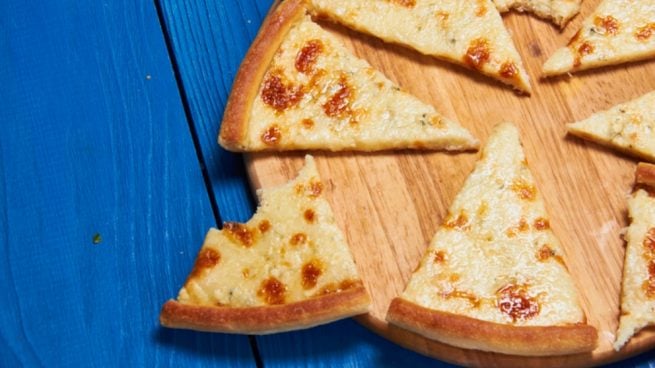 Receta de pizza casera con queso manchego