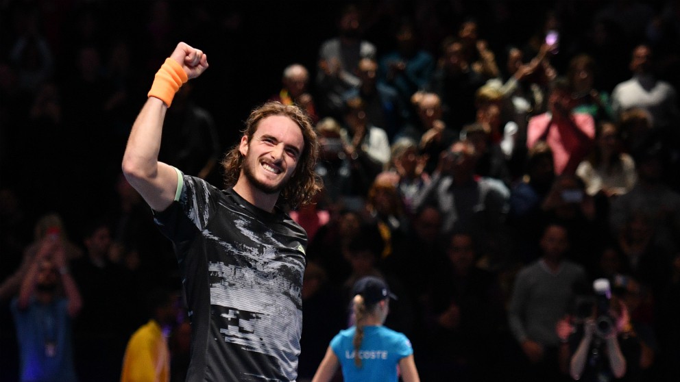 Tsitsipas celebra su triunfo sobre Roger Federer. (AFP)