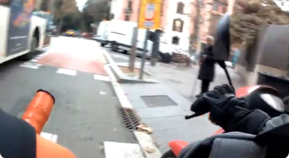Facebook: Un ciclista es atacado por unos motoristas en el carril bici
