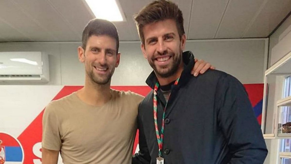 Djokovic y Piqué, en el vestuario de Serbia. (Kosmos)