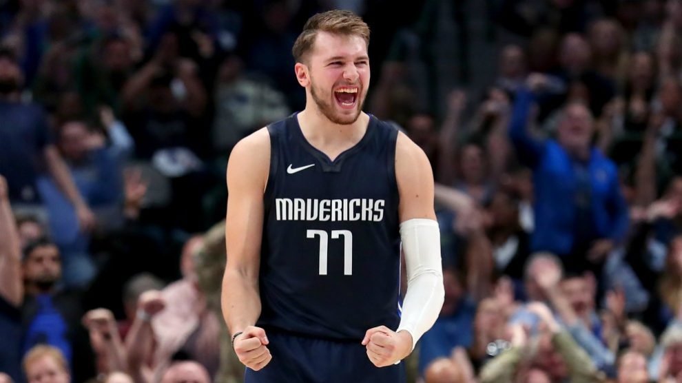 Luka Doncic durante un partido con los Mavericks. (AFP)