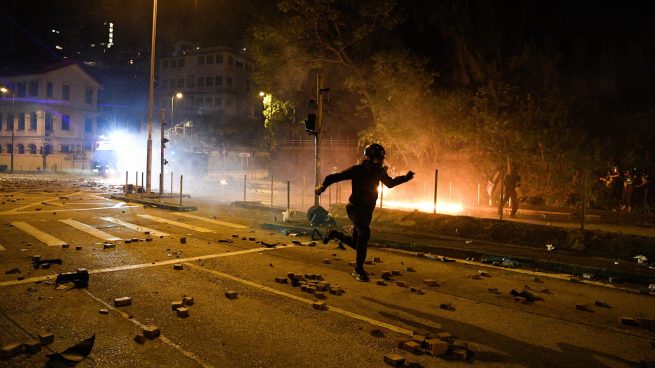 La Policía de Hong Kong desaloja con gran violencia a los estudiantes atrincherados en una Universidad