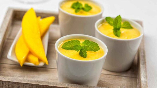 Gelatina de mango con espuma de vainilla