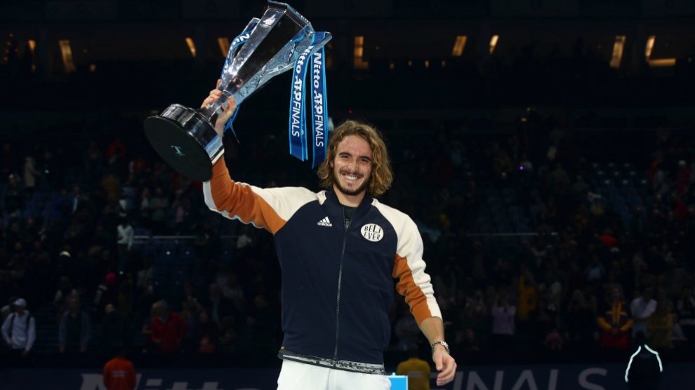 Tsitsipas, con el trofeo de campeón. (Getty)