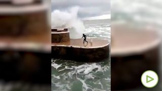 El imprudente baño en el malecón de Zarauz que se ha hecho viral