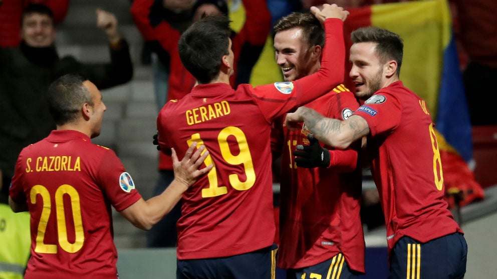 Los jugadores de España celebran un gol ante Rumanía. (Getty)