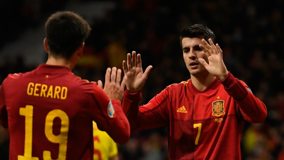 Morata y Gerard Moreno celebran un gol. (AFP)