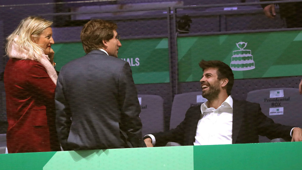 Piqué, de risas con el alcalde de Madrid en un descanso de la Copa Davis. (EFE)