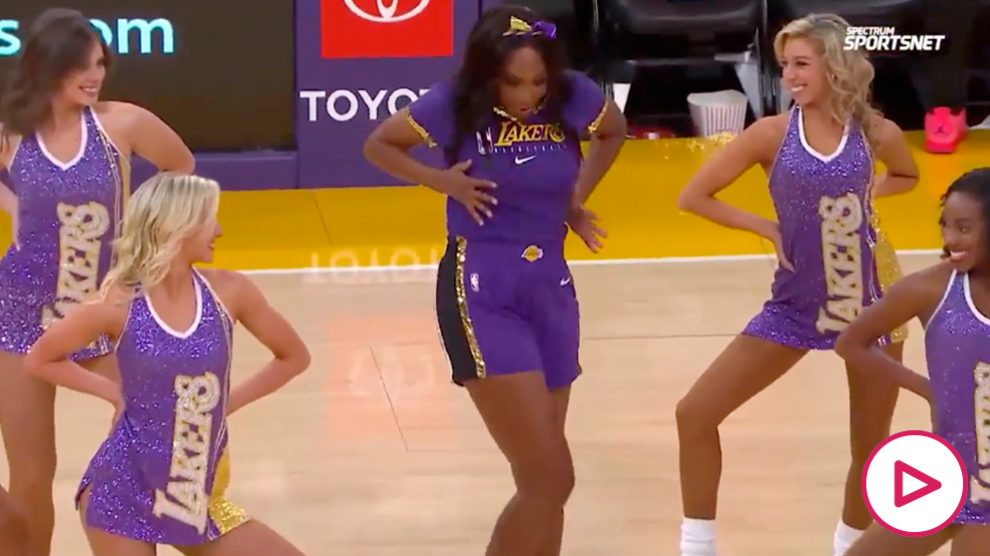 Venus Williams junto a las bailarinas de los Lakers.