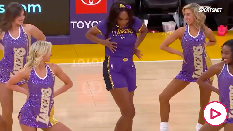 Venus Williams junto a las bailarinas de los Lakers.