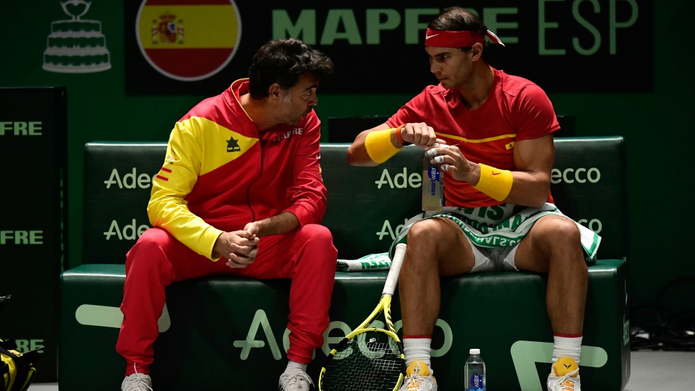 Sergi Bruguera y Rafa Nadal conversan en el banquillo. (AFP)
