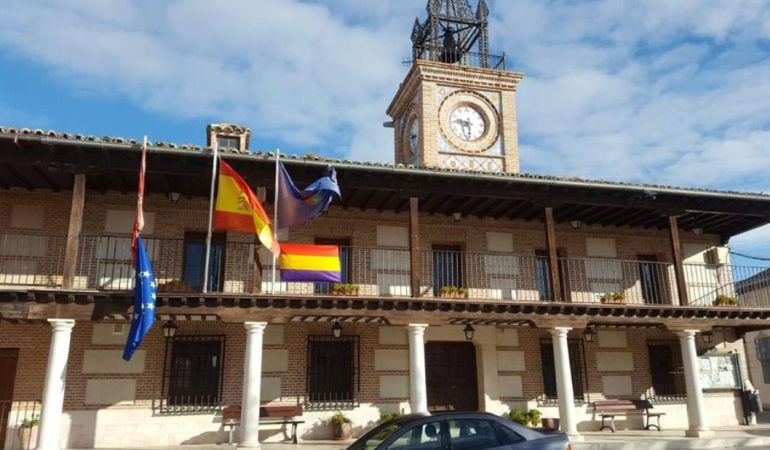 Bandera republicana en la fachada del Ayuntamiento de esta localidad madrileña. (Foto. IU-CM)