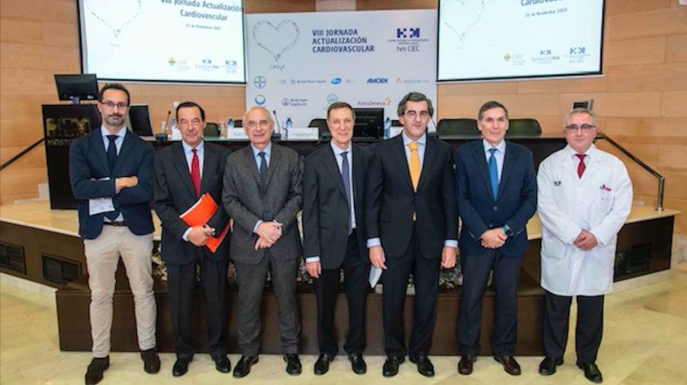 Juan Abarca, presidente de HM Hospitales, con un grupo de altos cargos de HM Hospitales y el decano de la facultad de medicina del CEU San Pablo, Tomás Chivato.