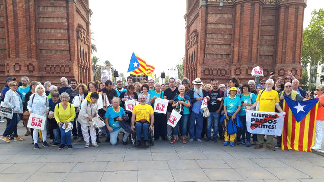 Miembros del sindicato STEI se manifiestan, el pasado 11 de septiembre, a favor de la independencia de Cataluña (Foto: STEI).