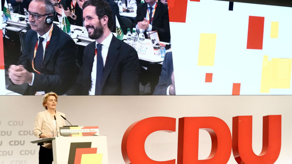 La presidenta de la Comisión Europea, Ursula Von Der Leyden, interviene en el Congreso de la CDU ante la mirada de Pablo Casado.