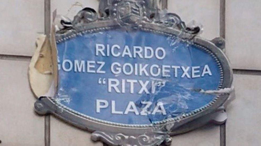 La placa homenaje a un terrorista de ETA que se ha colocado en un barrio de Bilbao y que el PP denuncia y exige su inmediata retirada.