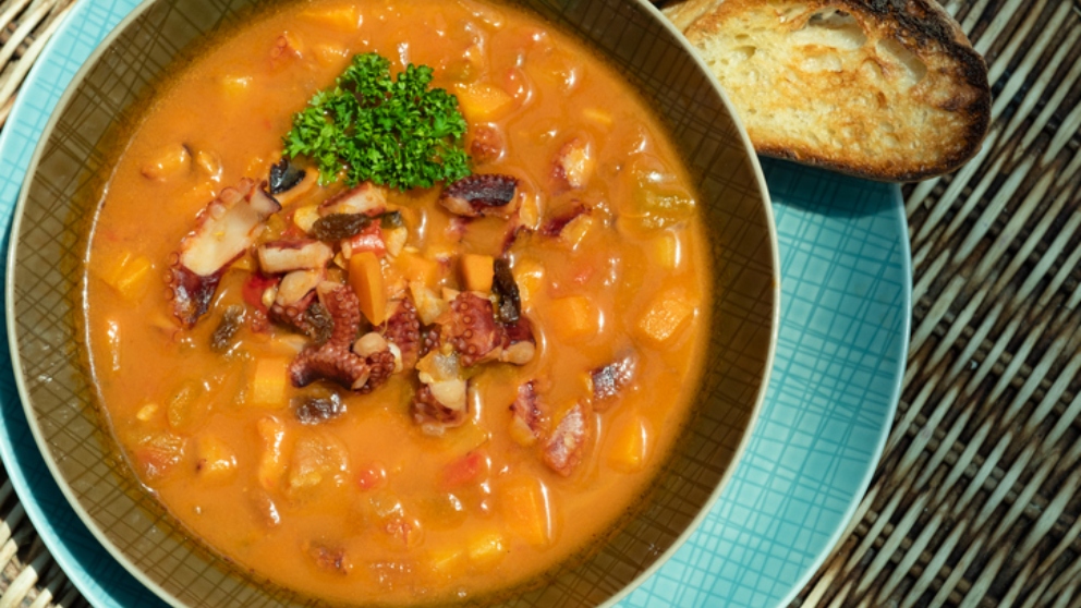 Sopa de pulpo con fideos