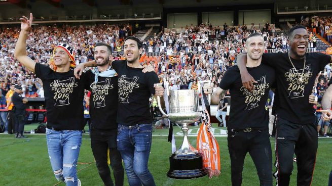 Rodrigo, Gayà, Parejo, Jaume Doménech y Kondogbia con la Copa