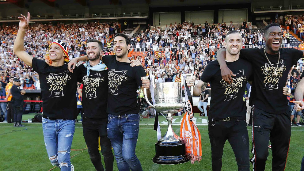 Rodrigo, Gayà, Parejo, Jaume Doménech y Kondogbia con la Copa del Rey (Valencia Club de Fútbol)