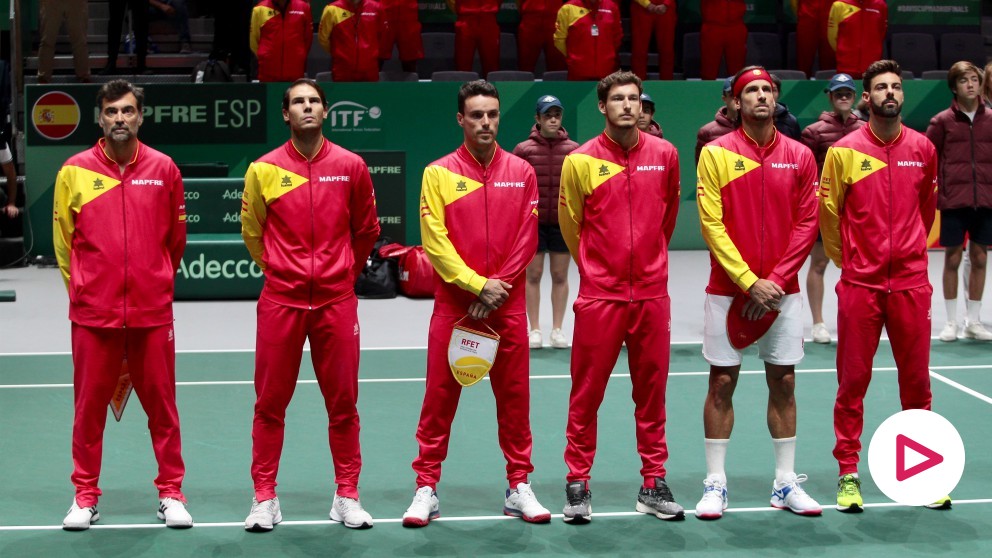 Los jugadores españoles, en la ceremonia de himnos. (Alberto Simón)