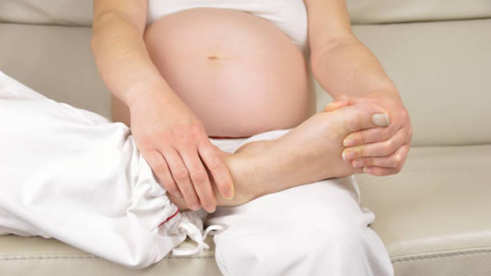 Descubre el motivo de los pies hinchados durante el embarazo y cómo tratar