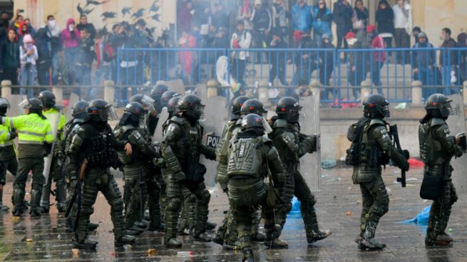 Policías durante los disturbios en Colombia