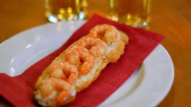 Tosta de gambas y alioli