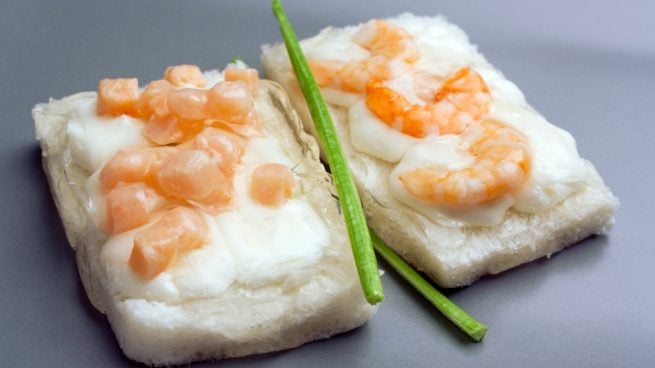 Tosta de gambas y alioli