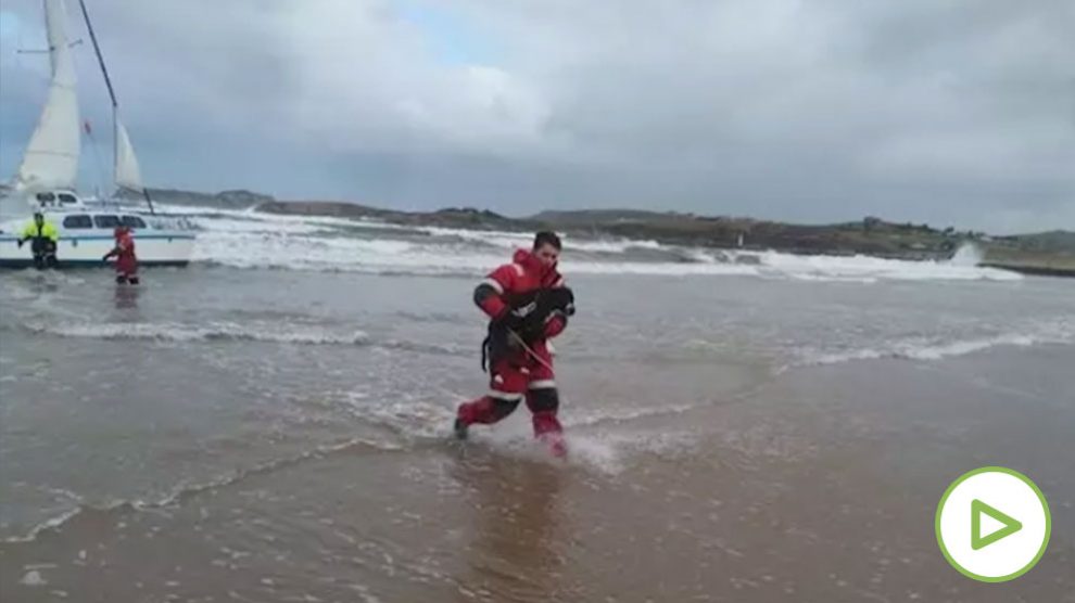 El agónico rescate de un catamarán a la deriva en Suances.