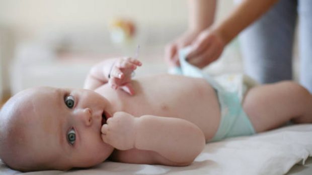 Caca verde de los bebés: Causas y cómo tratar