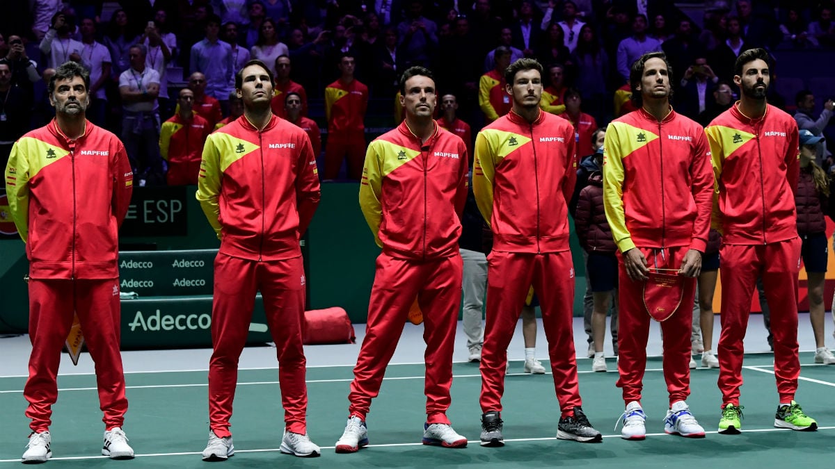 El equipo español de Copa Davis 2019 forma antes de que suene el himno de España en la Caja Mágica (AFP).