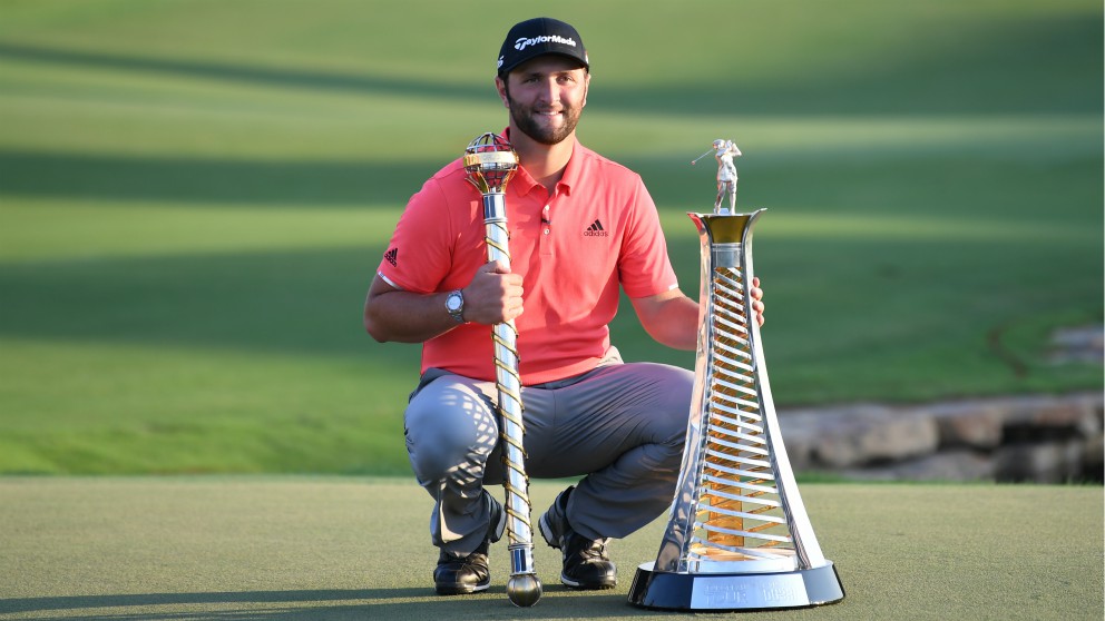 Jon Rahm posa con el título en Dubai. (AFP)