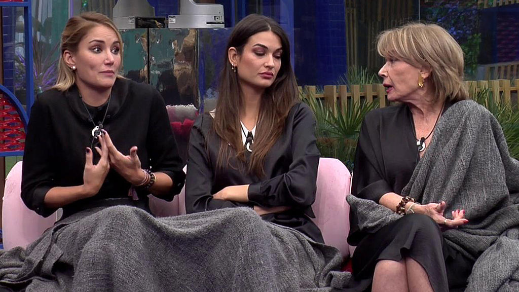 Alba Carrillo, Estela y Mila