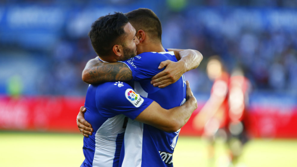 Abrazo entre Lucas Pérez y Joselu Mato (Deportivo Alavés)