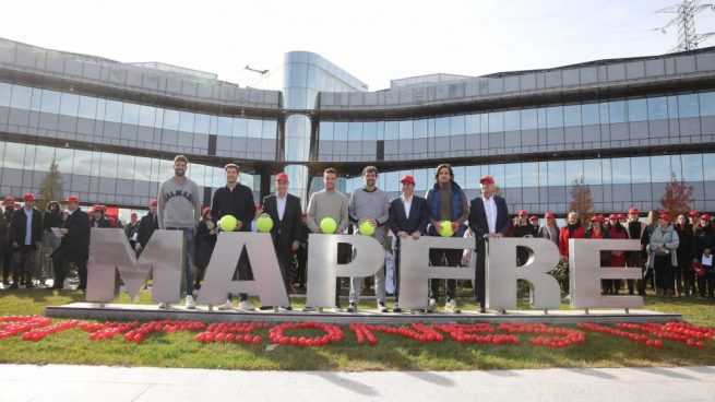 Equipo de la Copa Davis junto con el presidente de MAPFRE, Antonio Huertas, y los vicepresidentes de MAPFRE Ignacio Baeza y José Manuel Inchausti.