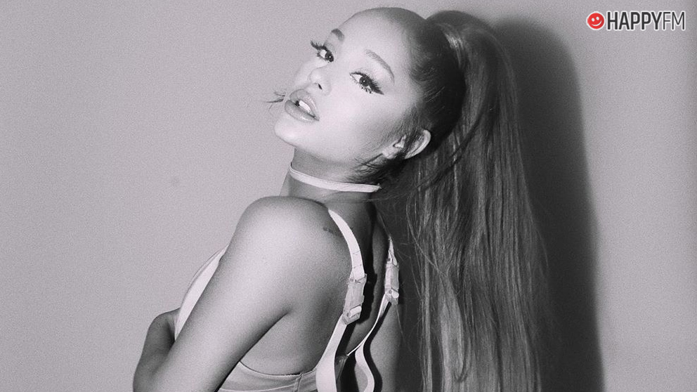 Ariana Grande se cae en directo en el escenario: Así fueron las reacciones