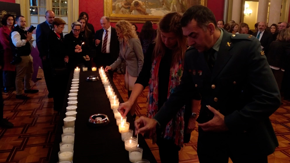 Todos los grupos políticos del Parlamento balear, incluido Vox, participan en el encendido de 52 velas en recuerdo de las víctimas de la violencia machista en España este 2019. Foto: EP